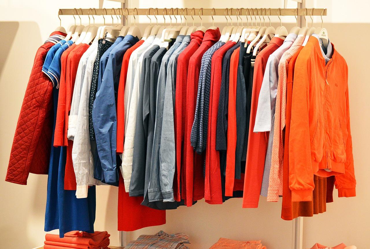 Co powinno się znaleźć w dobrze wyposażonym sklepie odzieżowym?