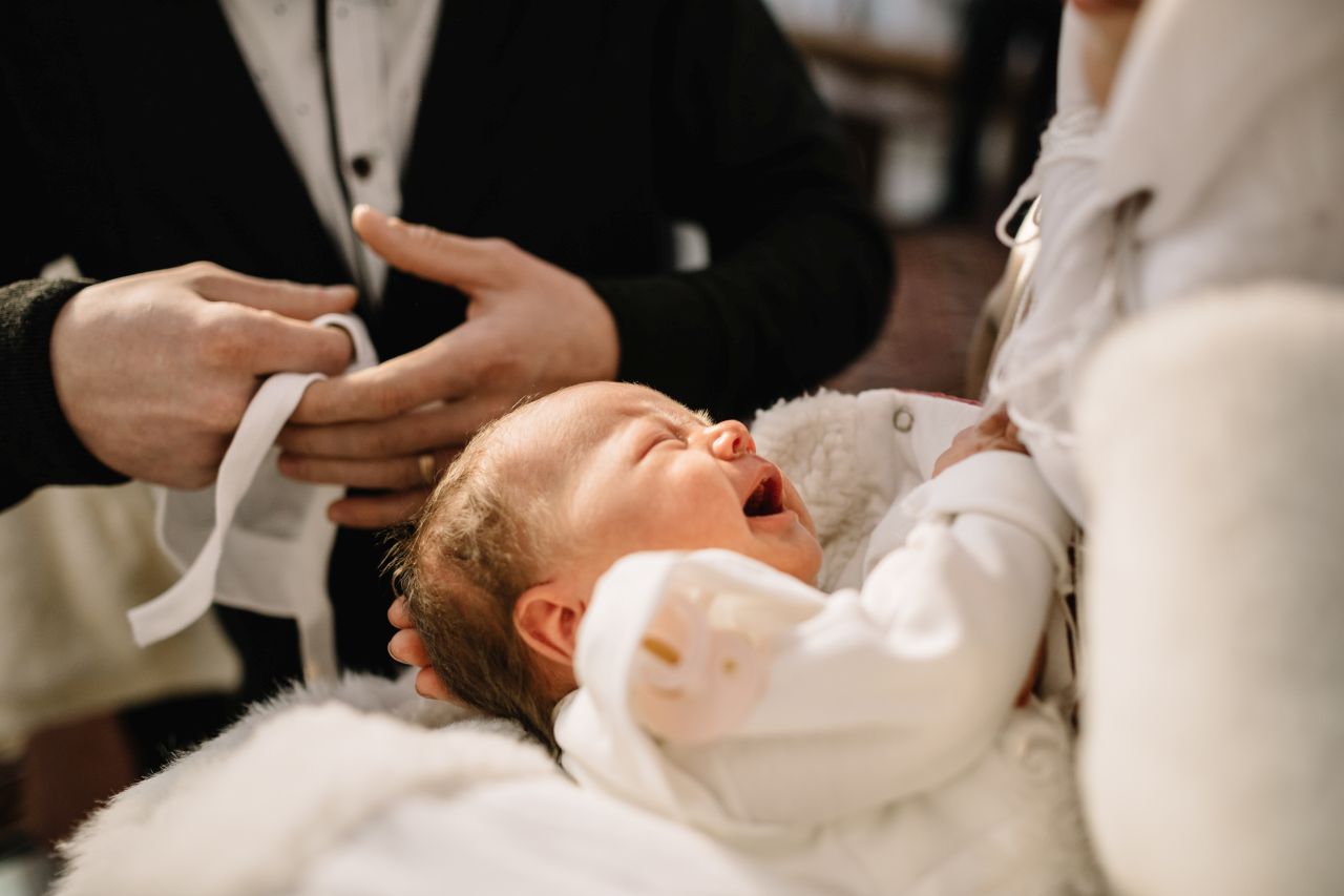 Zostajemy chrzestnymi – co kupić dziecku i rodzicom?