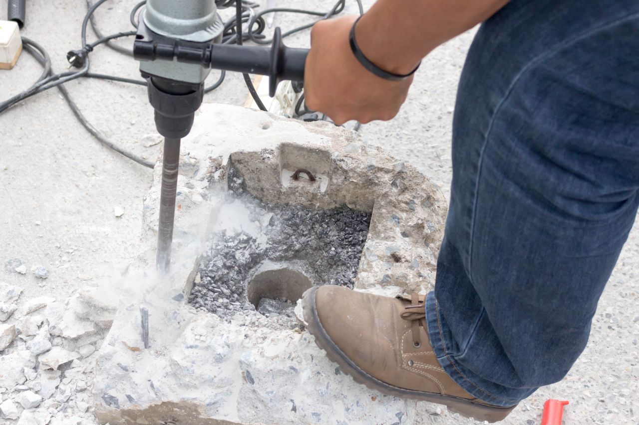 Specjalistyczna obróbka betonu – przydatne urządzenia