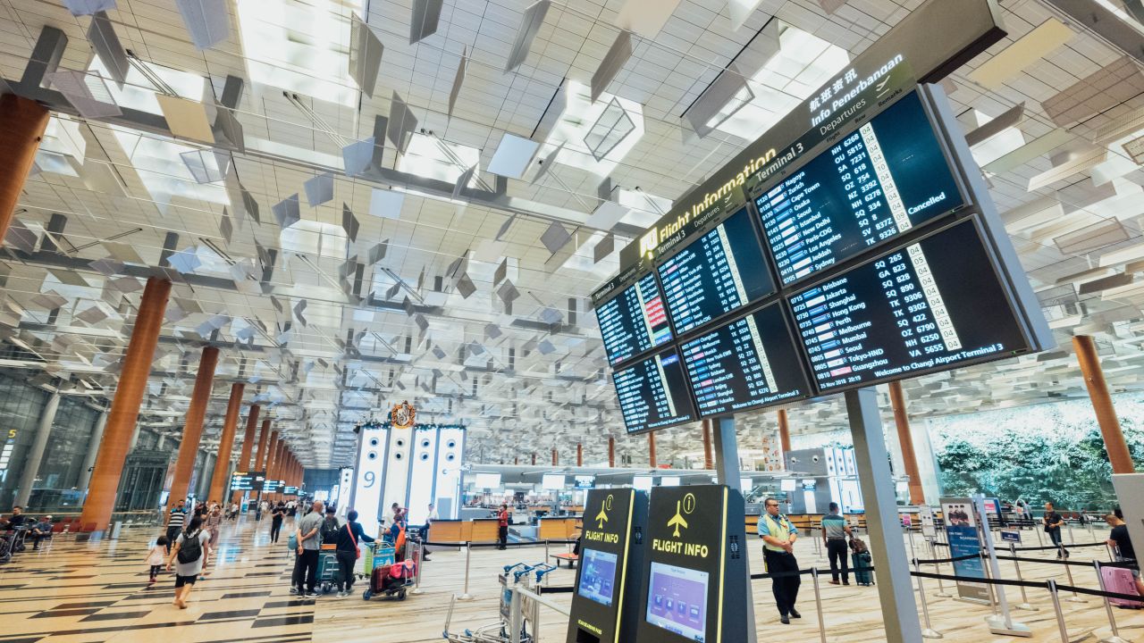 Jak ekran dotykowy może przyczynić się do lepszego funkcjonowania na lotniskach i dworcach?