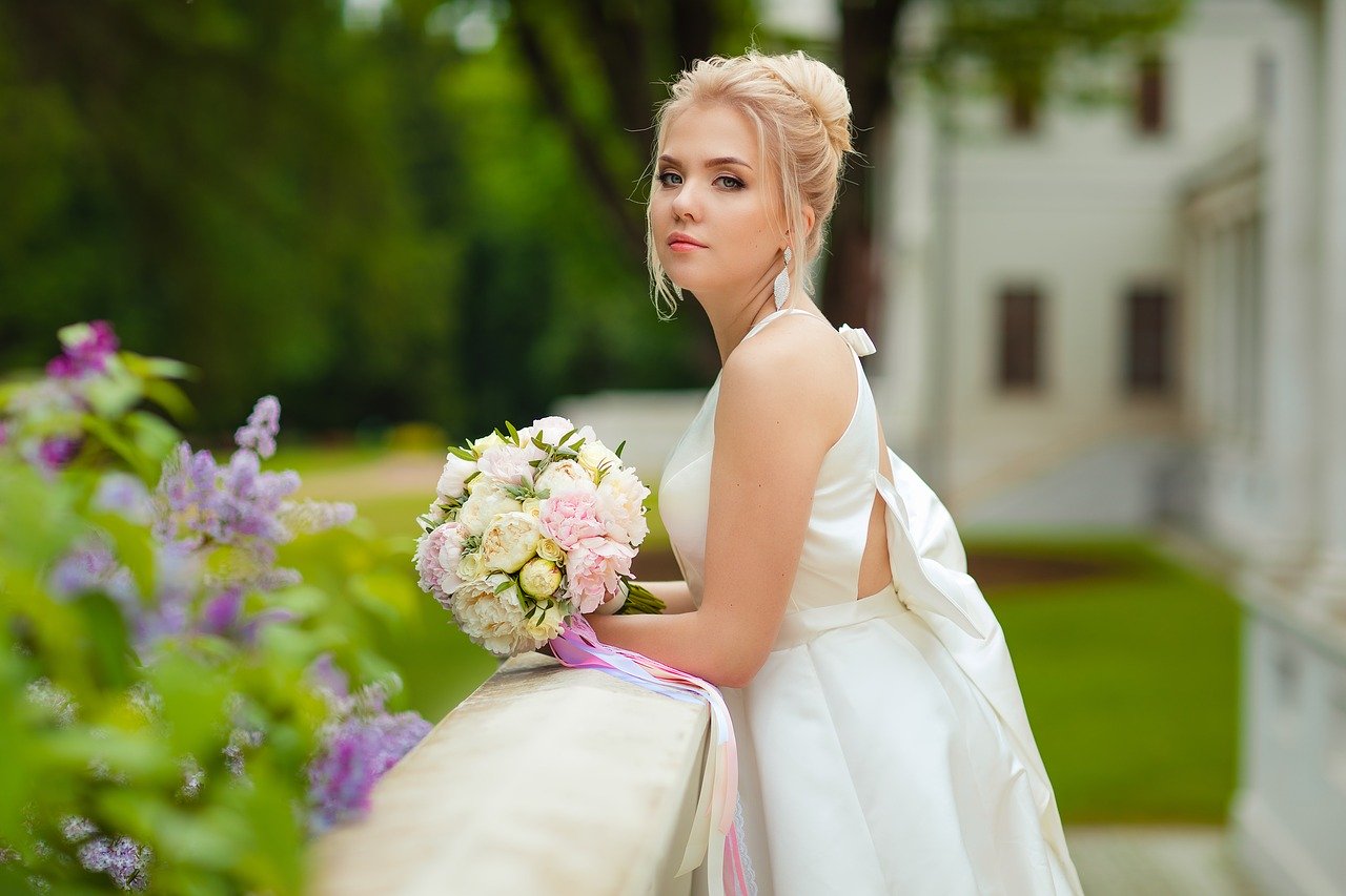 Zalety zdecydowania się na suknie ślubną w prostym wydaniu