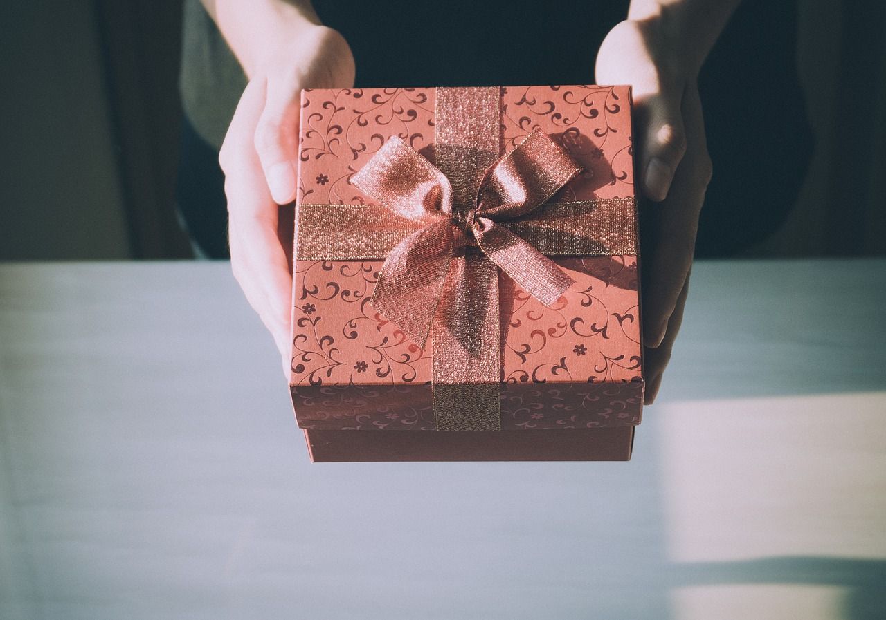 Idealne dopełnienie każdego prezentu – o co powinniśmy zadbać?