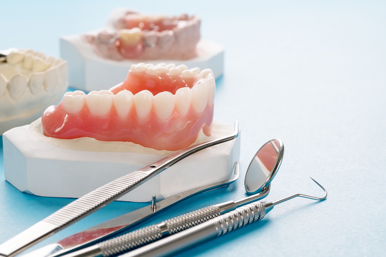 Jakie rozwiązania dla pacjentów oferują usługi protetyki zębowej?