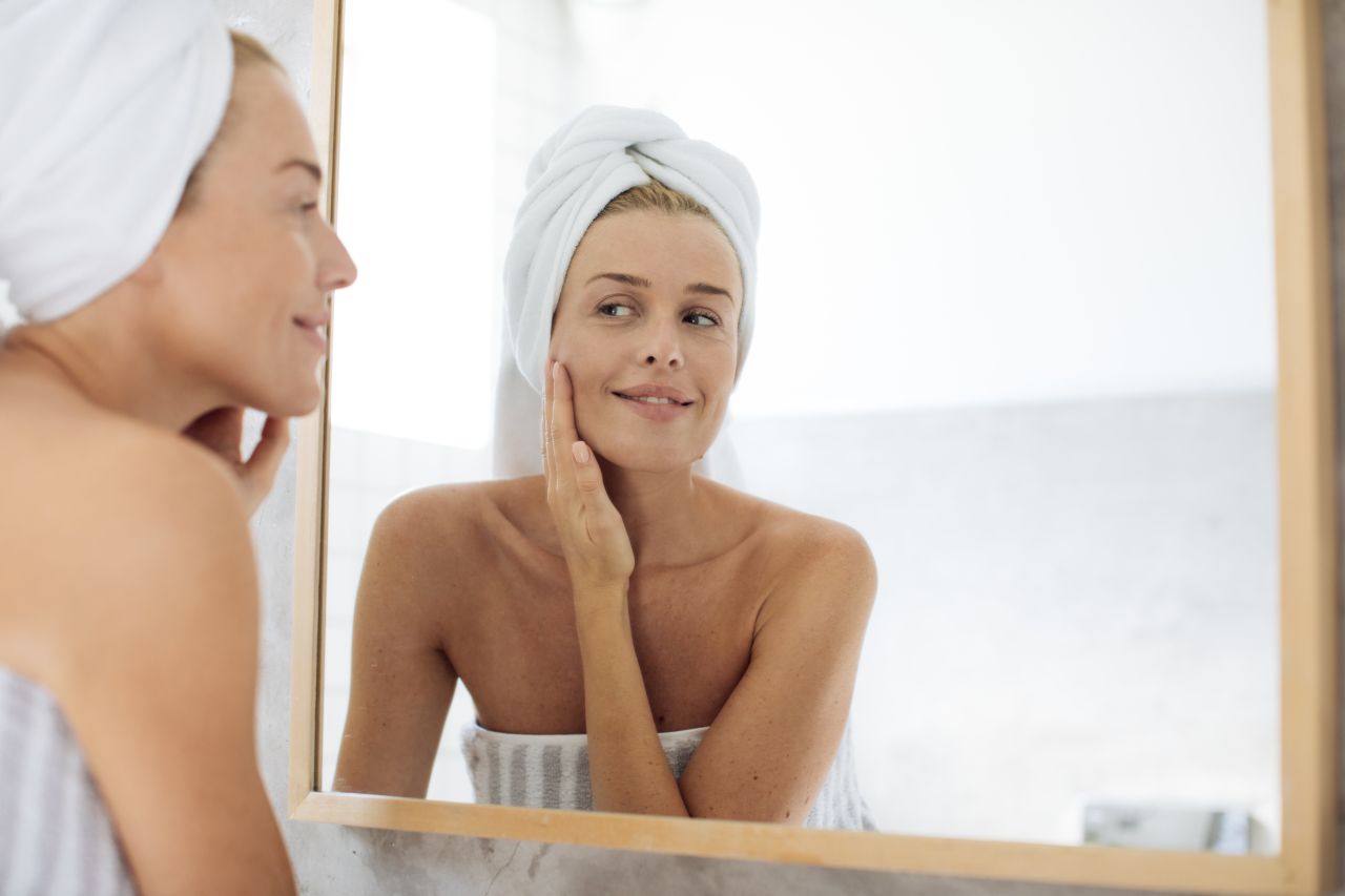 Pielęgnacja skóry – jak za pomocą odpowiednich kosmetyków zatroszczyć się o jej wygląd