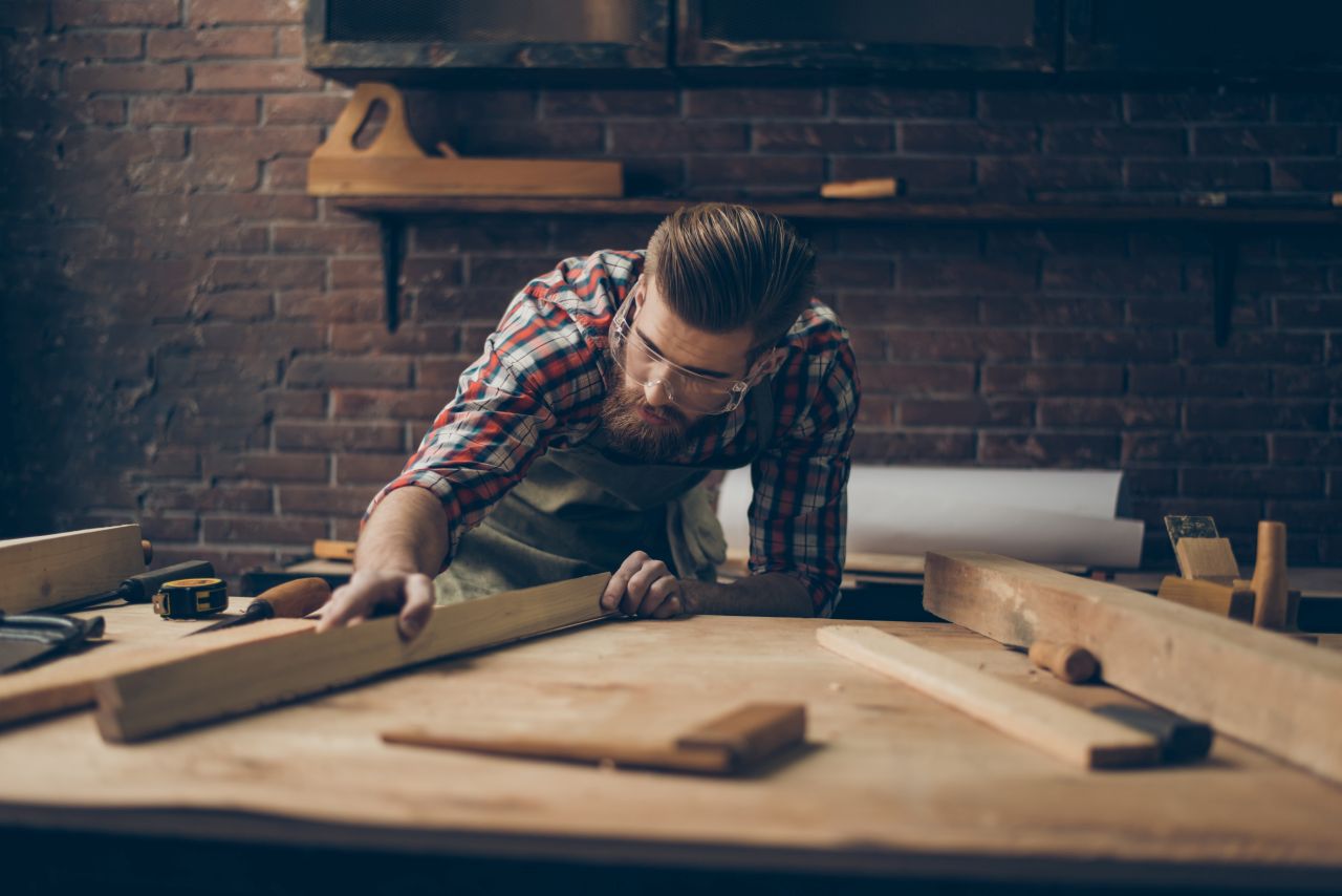 Konstruowanie mebli drewnianych – w co należy się zaopatrzyć?