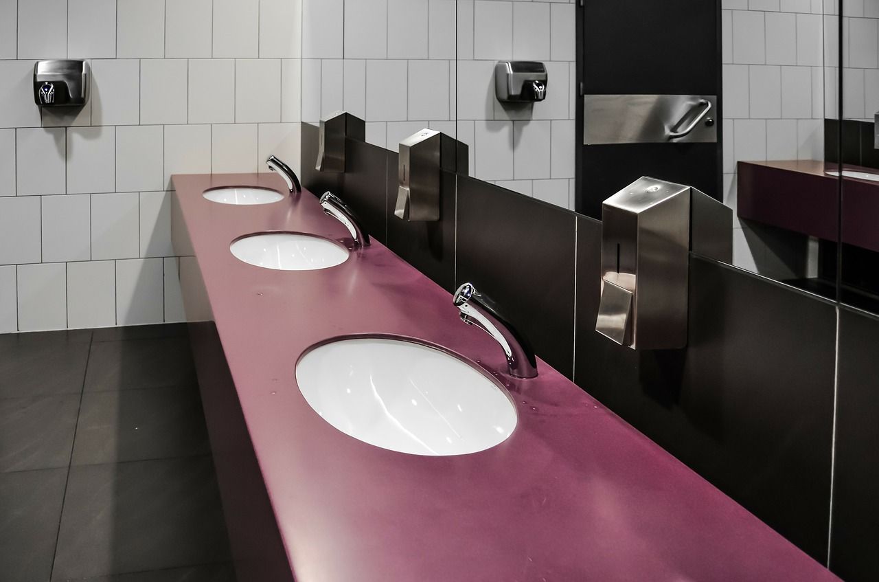 W co powinna być zaopatrzona każda łazienka w firmach?