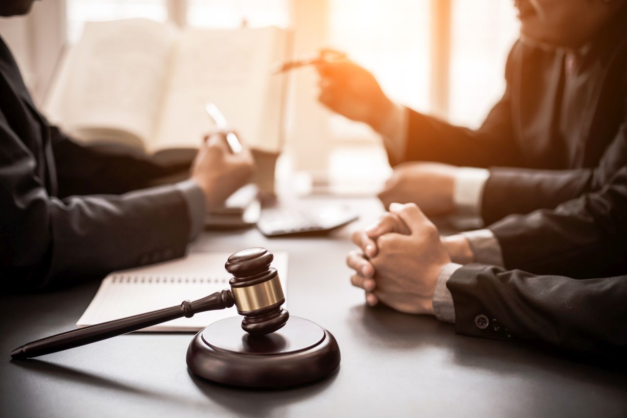Problemy z prawem – dlaczego warto zatrudnić dobrego prawnika?