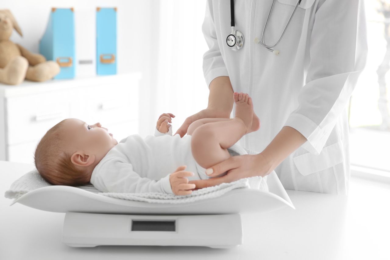 Jak dbać o odpowiednią postawę ciała u niemowląt?