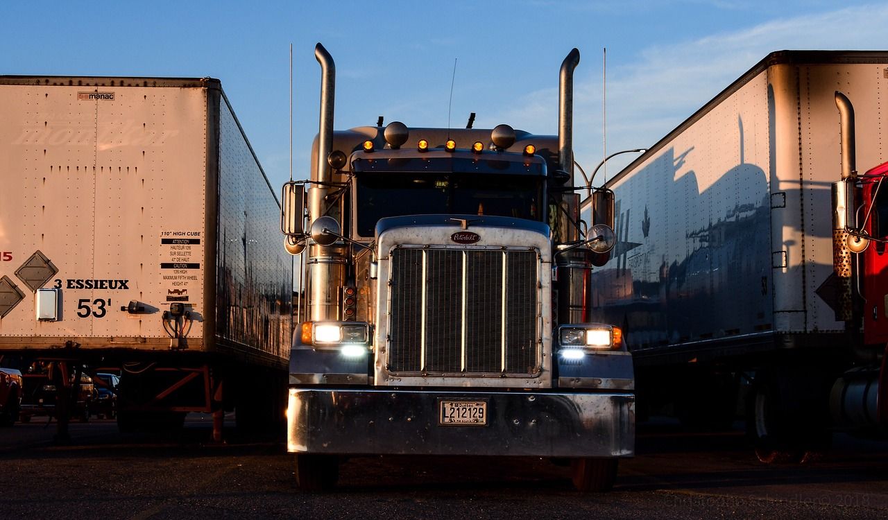 Tablice odblaskowe na samochody ciężarowe – jakie jest ich zastosowanie?